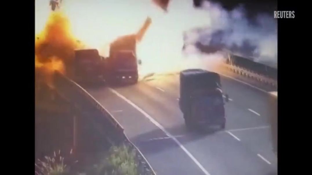 Un camión se incendia tras chocar con un vehículo estacionado🔥